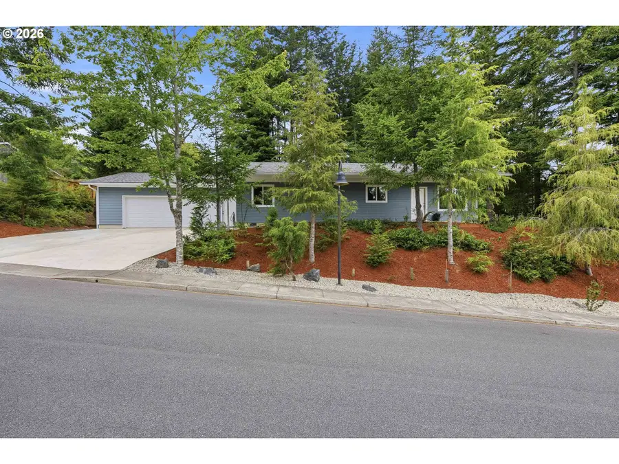 2256 Timberline Dr, Coos Bay, OR 97420 - #2