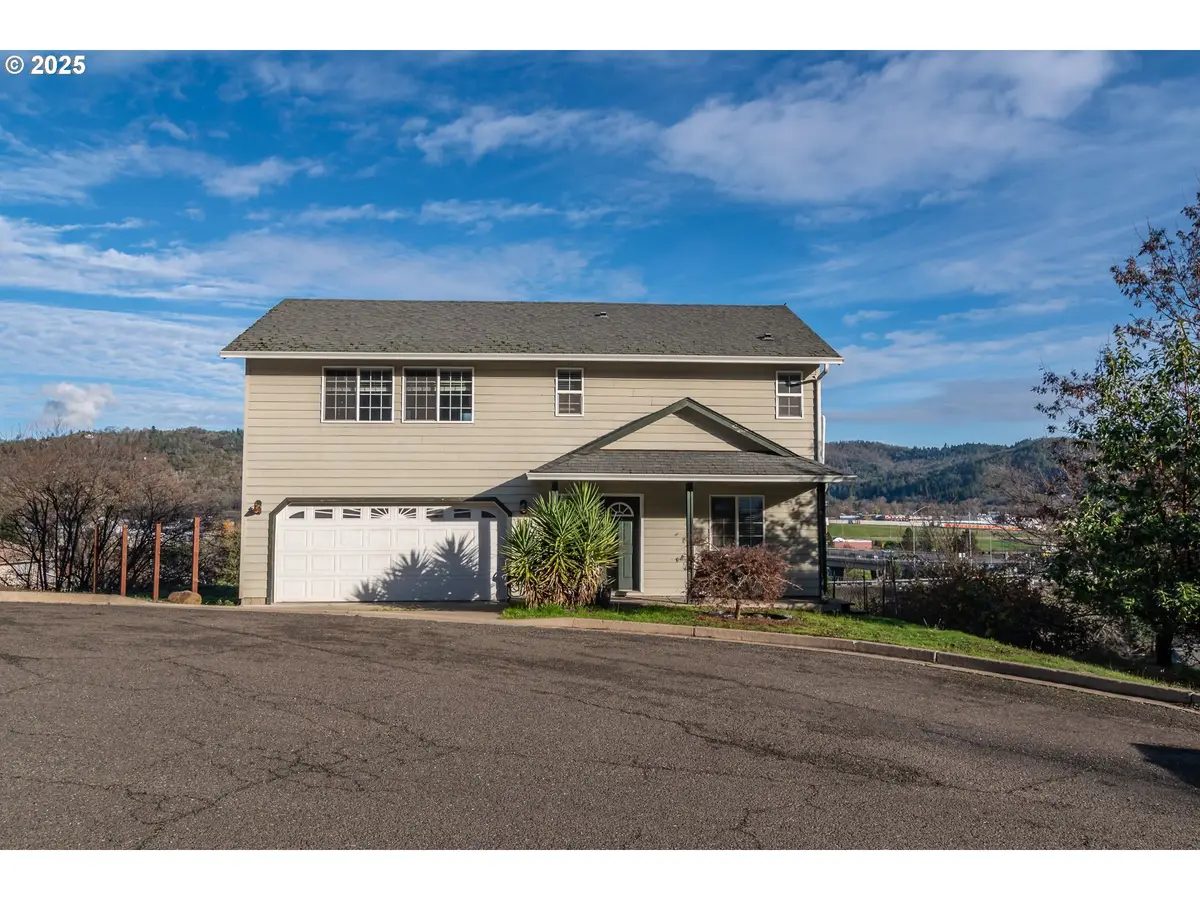 131 Makah Ct, Roseburg, OR 97471 - Image #1
