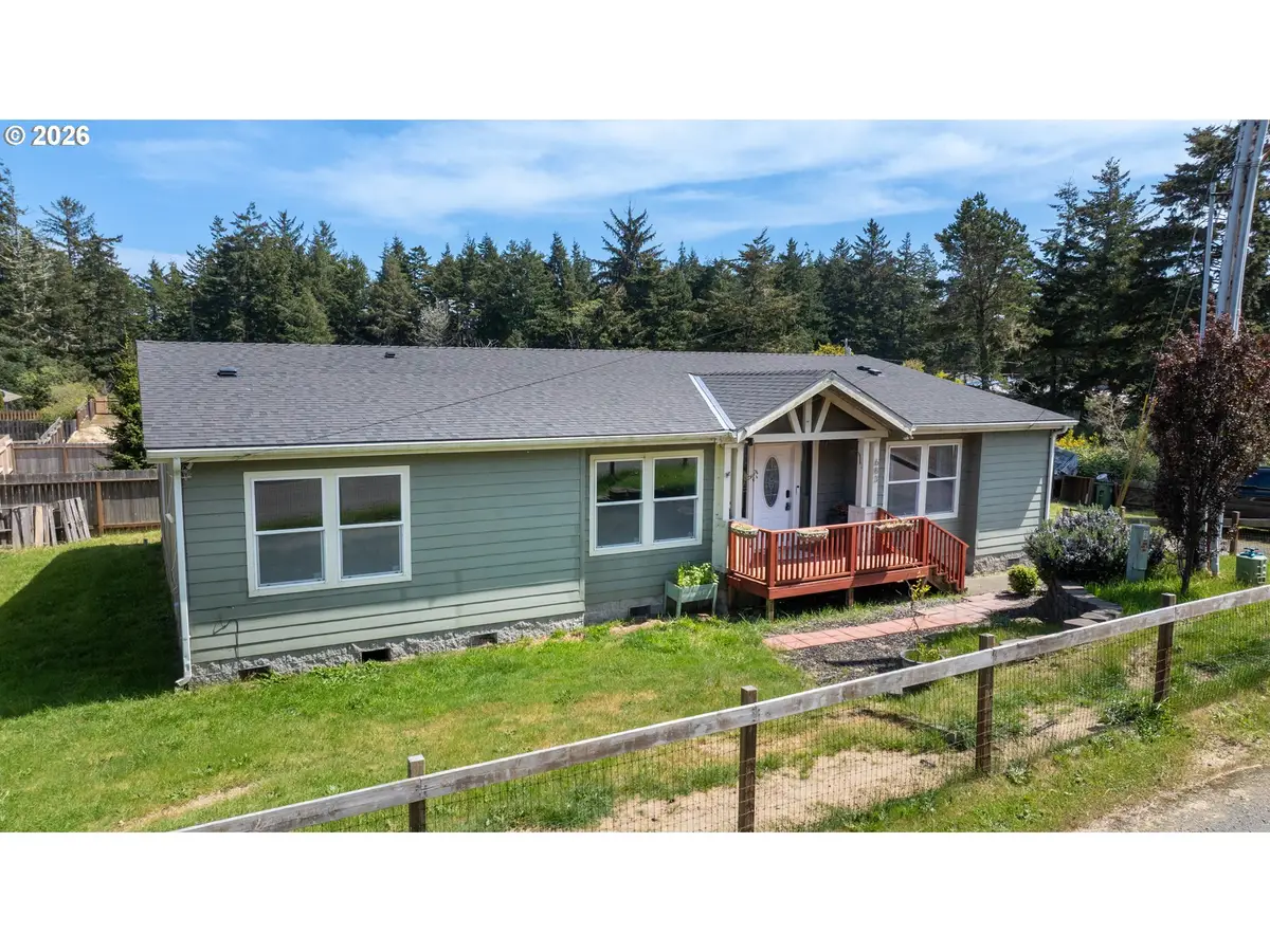 683 Lakeshore Dr, Coos Bay, OR 97420 - #1