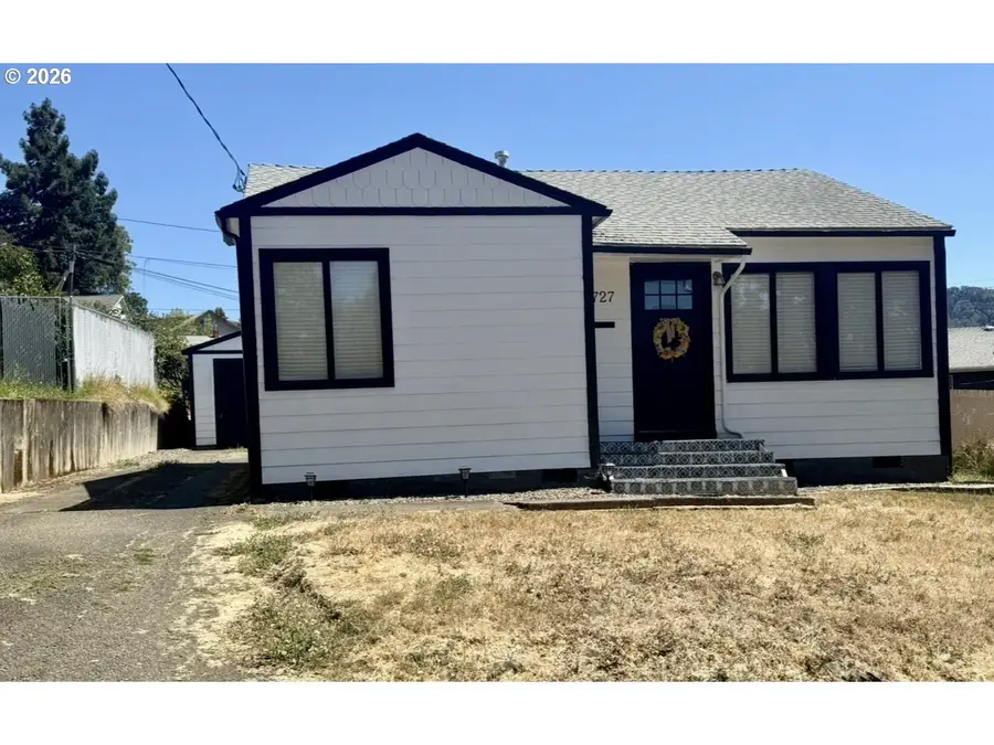 727 NE Jackson St, Roseburg, OR 97470 - #2