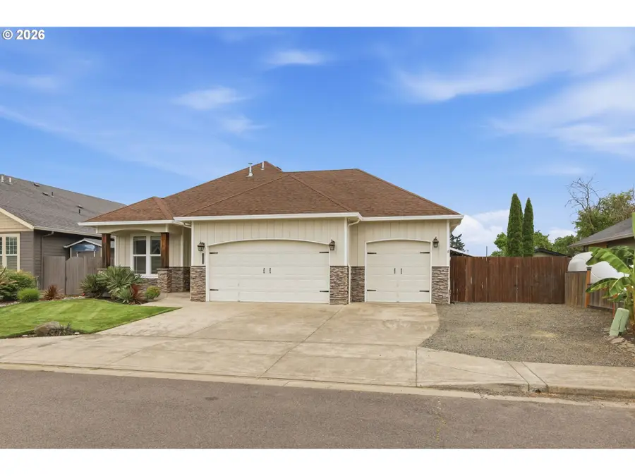1046 Green Meadows Ave, Junction City, OR 97448 - #3