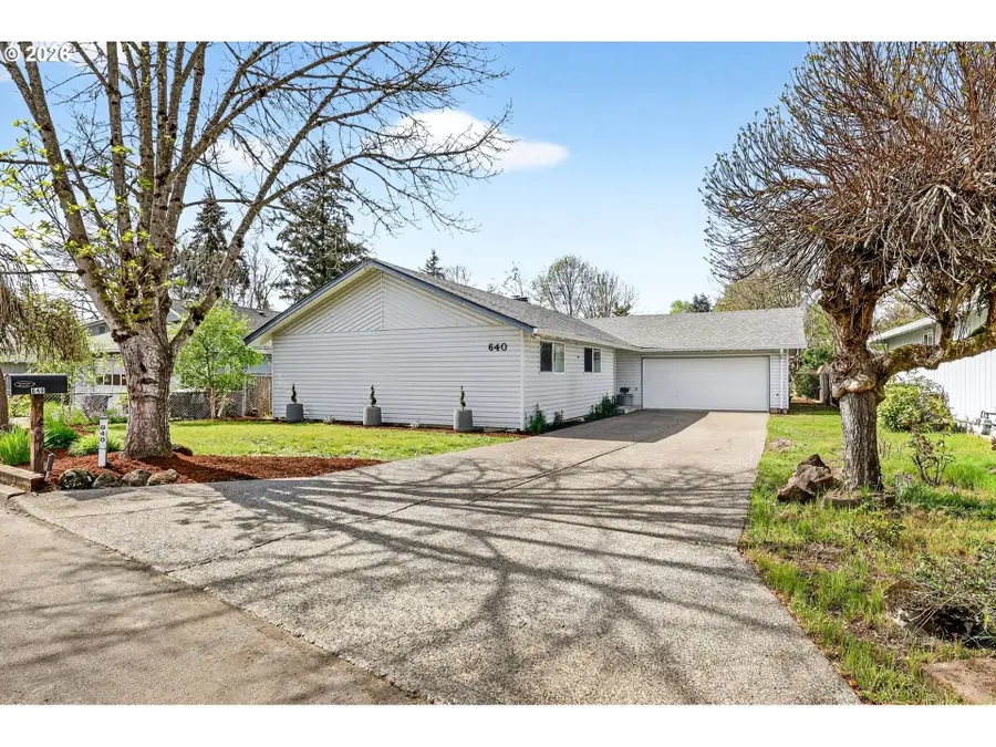 640 Stonehill Dr, Gladstone, OR 97027 - #3