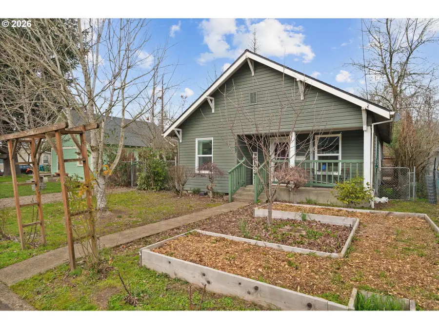 1207 E 11th St, Newberg, OR 97132 - #2