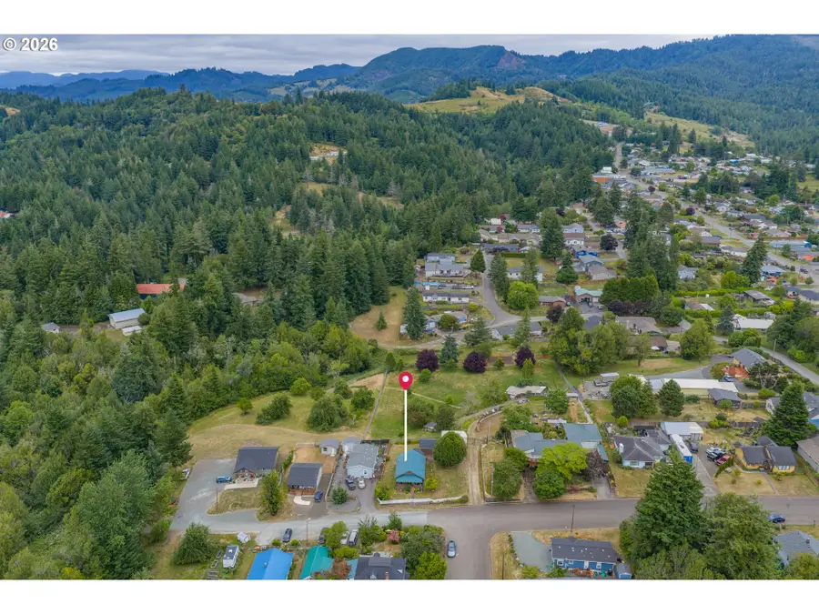 131 Bender St, Myrtle Point, OR 97458 - #2