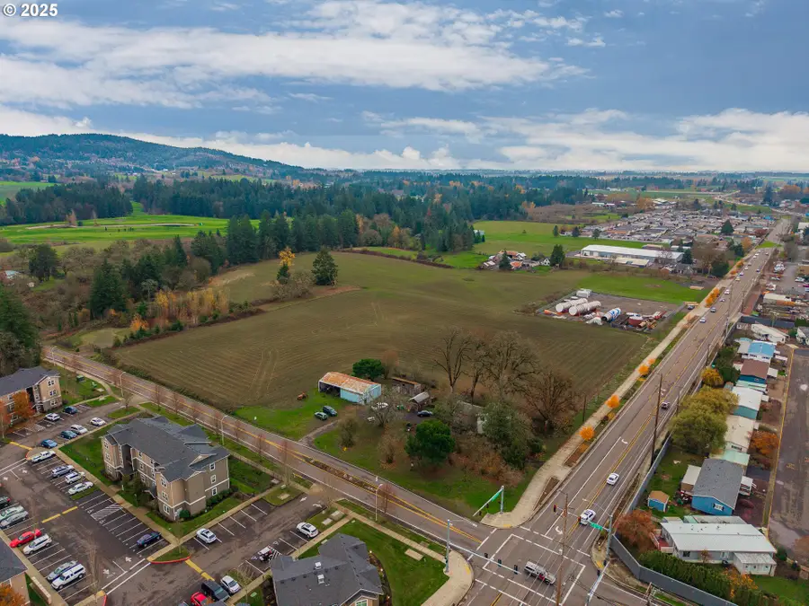 3312 E Fernwood Rd, Newberg, OR 97132 - Image #2