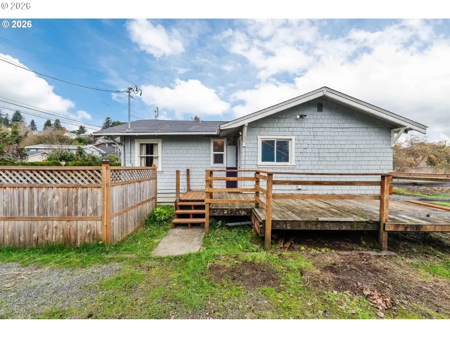 1066 S 8th St, Coos Bay, OR 97420 - #2