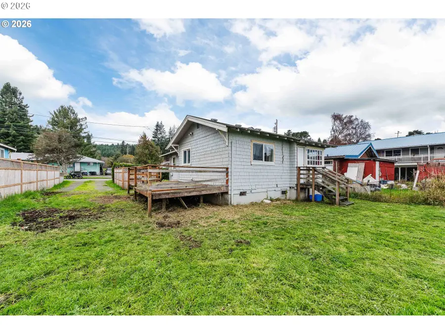 1066 S 8th St, Coos Bay, OR 97420 - #3