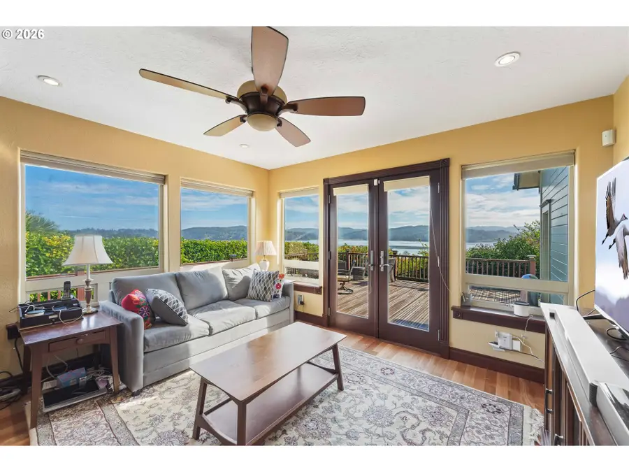 2139 Mcpherson St, North Bend, OR 97459 - #2