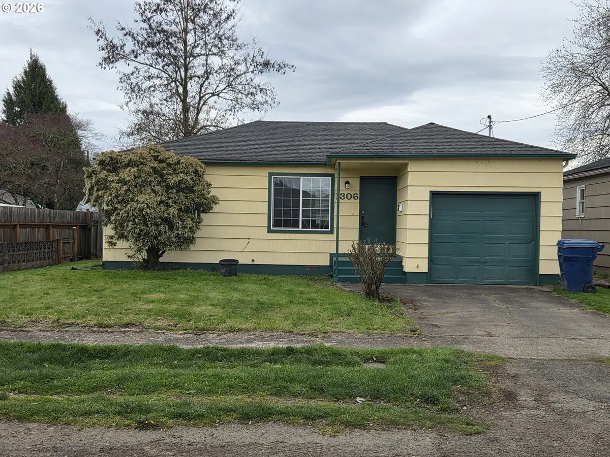 1306 S 3rd Ave, Kelso, WA 98626 - #1
