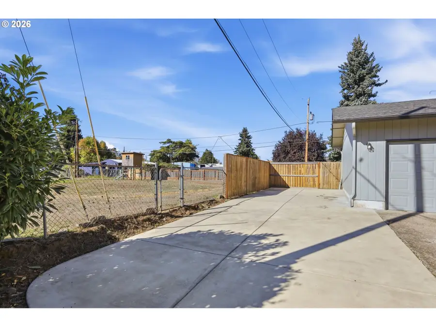34121 El Manor Ave, Eugene, OR 97405 - #3
