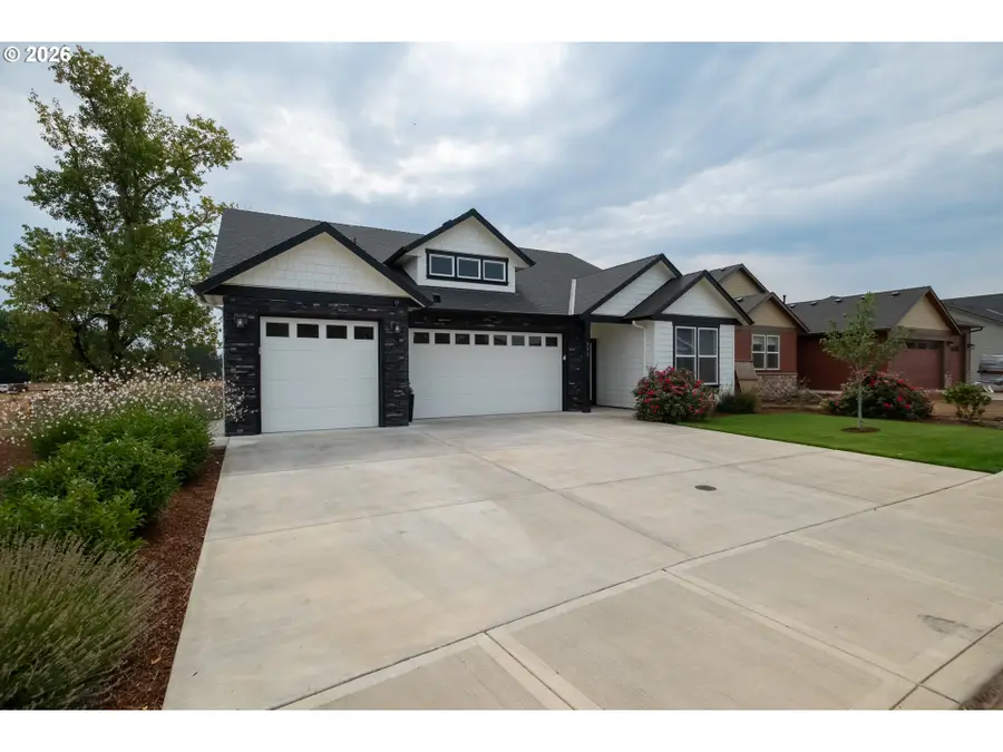 593 NE Evergreen Ave, Dallas, OR 97338 - #3