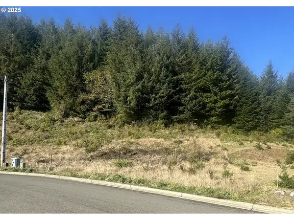 420 Providence Dr, Reedsport, OR 97467