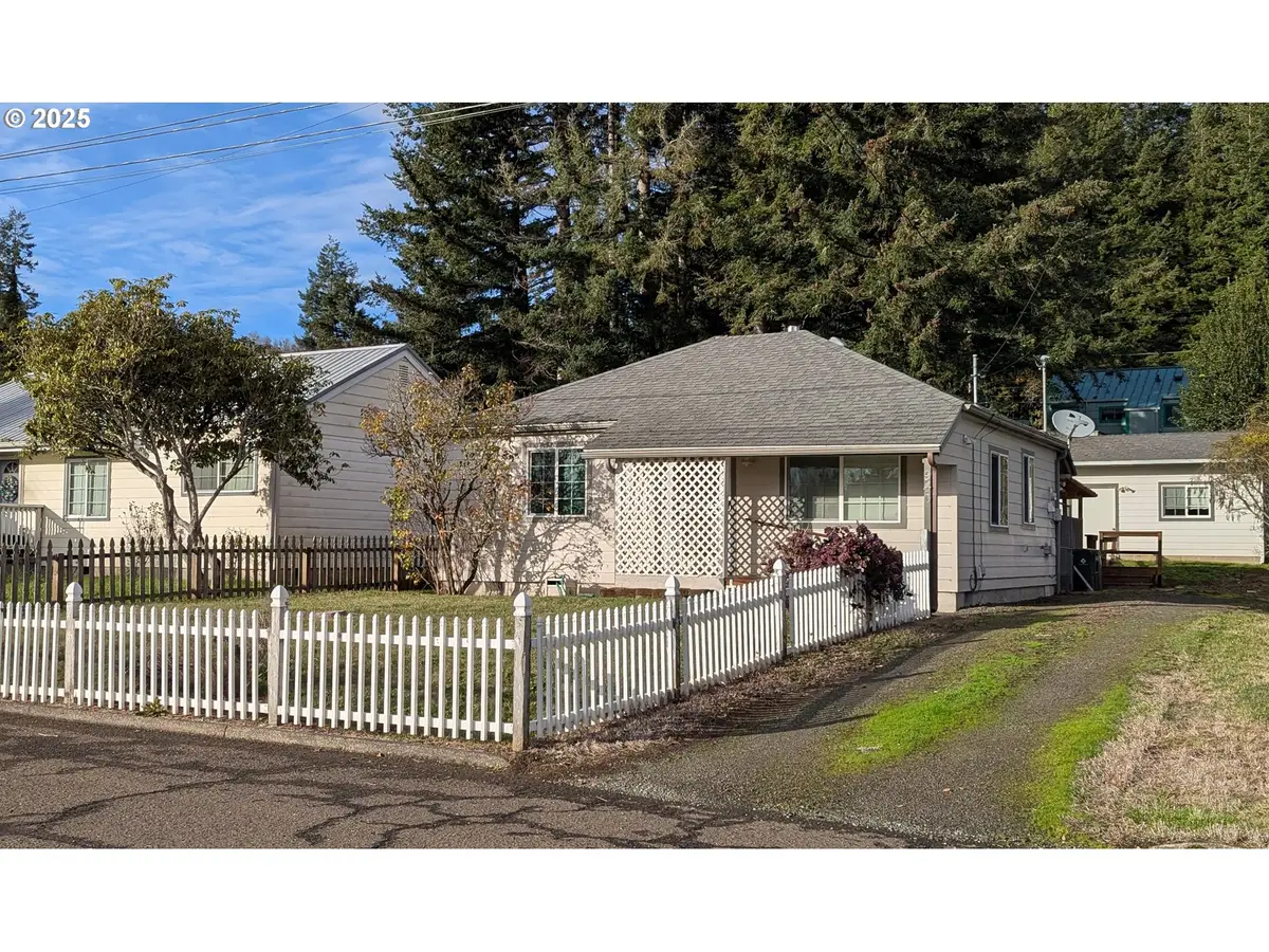 940 W 16th St, Coquille, OR 97423 - Image #1