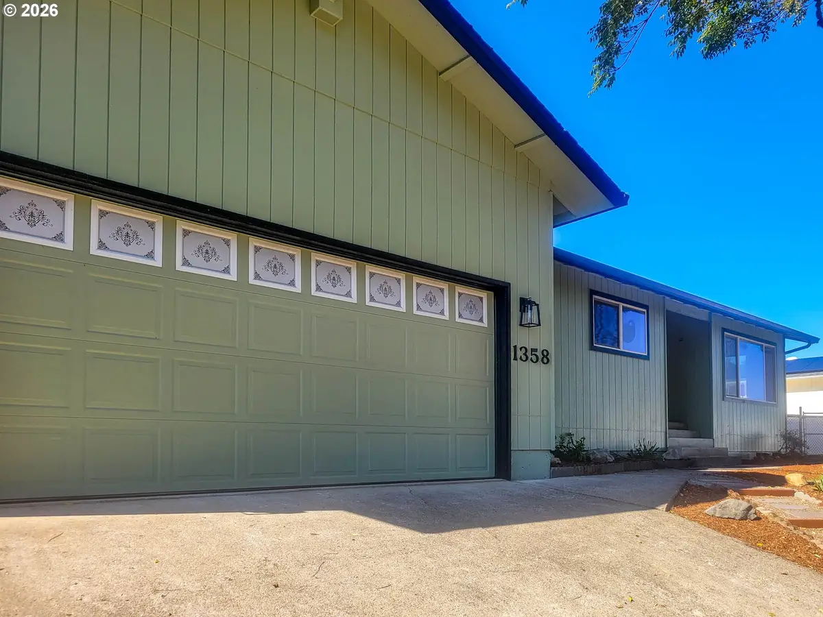 1358 NE Lincoln St, Roseburg, OR 97470 - #1