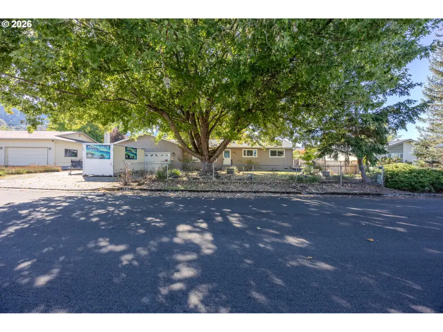 3077 W Lorraine Ave, Roseburg, OR 97471 - #2