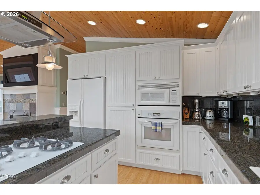 115 Lorraine St, Lincoln Beach, OR 97388 - #3