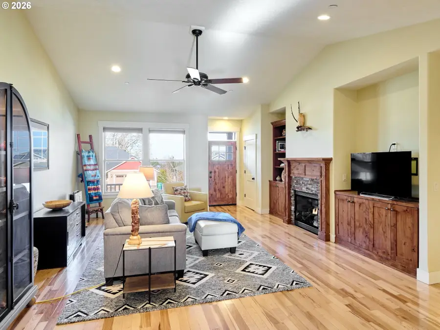 1508 Crestview Dr, Silverton, OR 97381 - Image #2