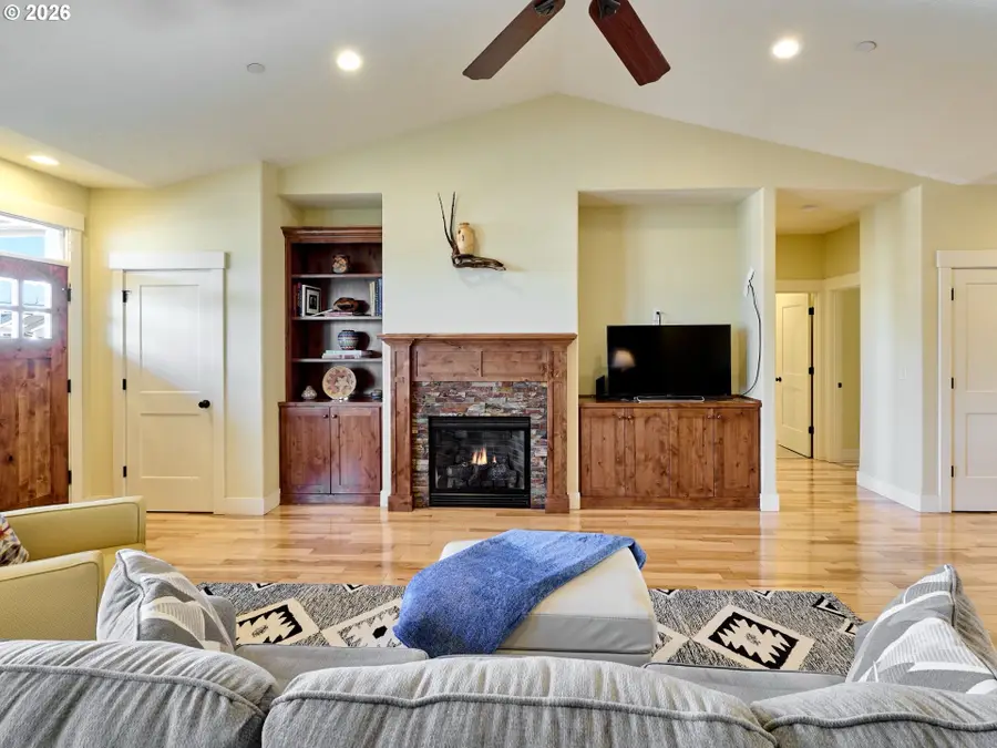 1508 Crestview Dr, Silverton, OR 97381 - Image #3