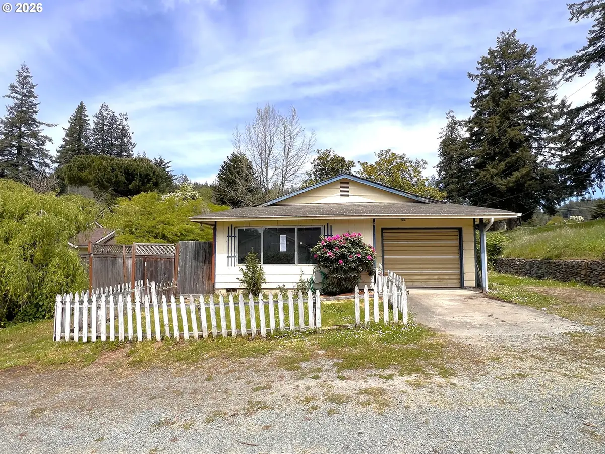 618 W 15th St, Coquille, OR 97423 - #1