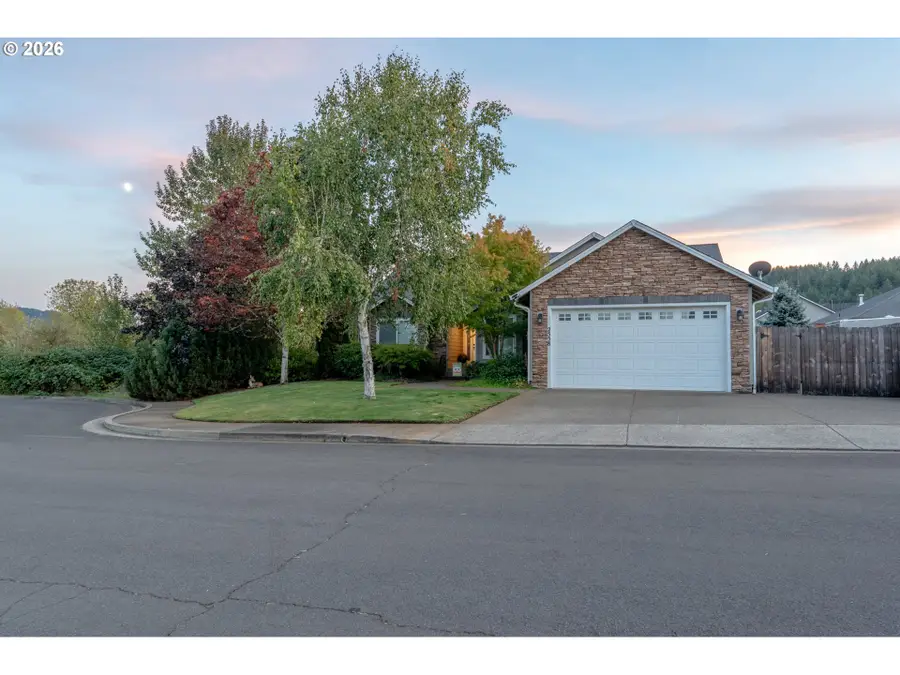 2558 Golfview Ave, Sutherlin, OR 97479 - #2