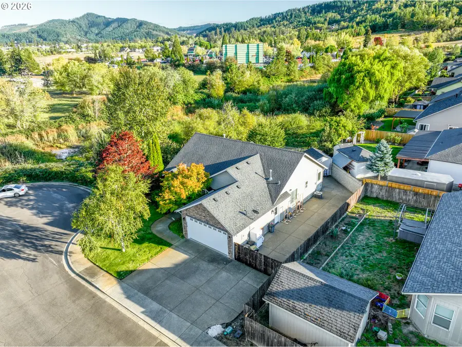 2558 Golfview Ave, Sutherlin, OR 97479 - #3