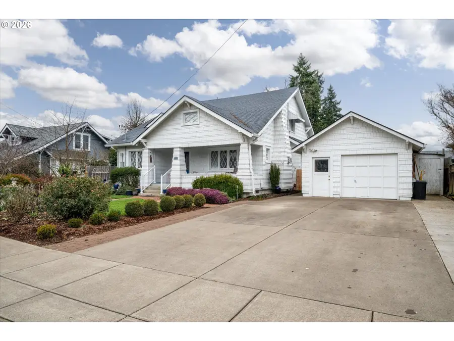 524 N 5th St, Creswell, OR 97426 - #3