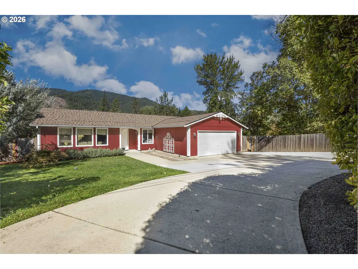 1221 E Evans Creek Rd, Northwest Jackson, OR 97537 - #1