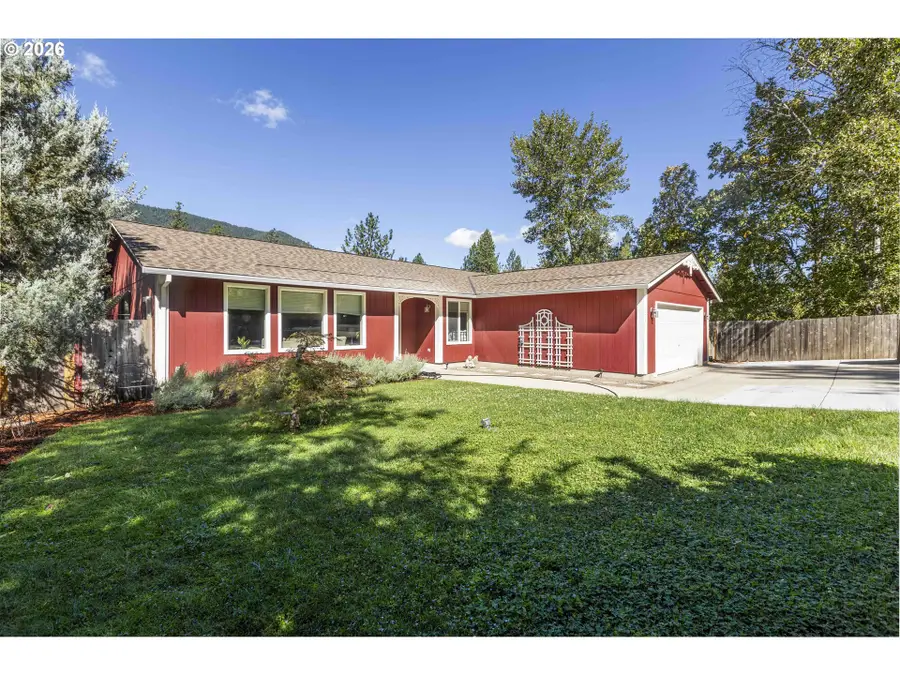 1221 E Evans Creek Rd, Northwest Jackson, OR 97537 - #2