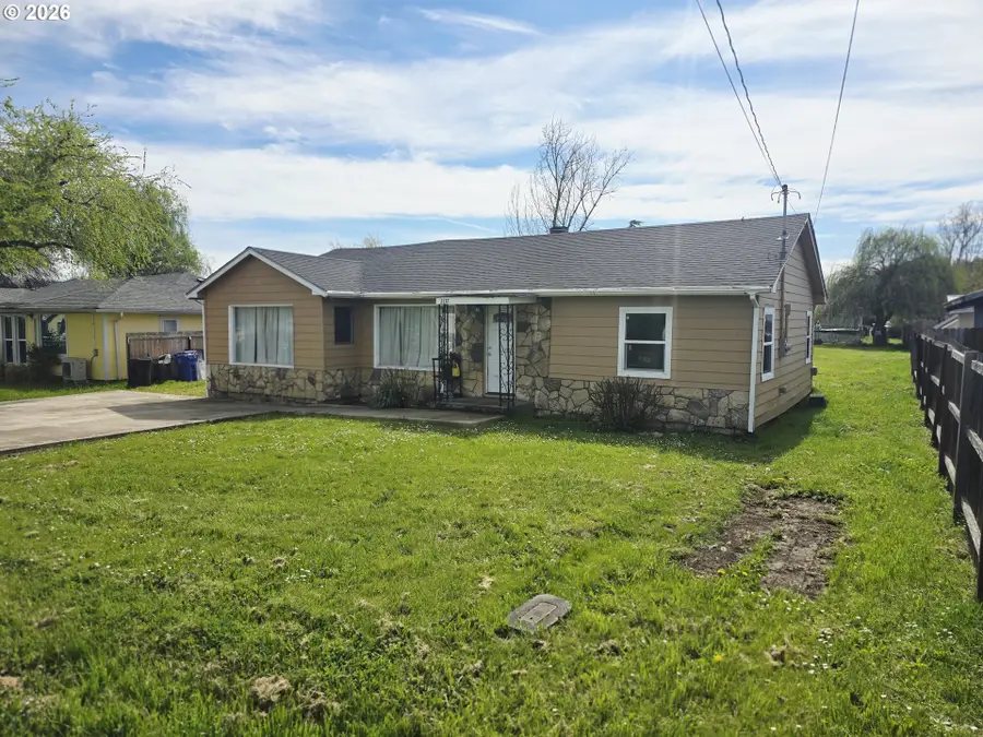 2137 Castle Ave, Roseburg, OR 97471 - #2