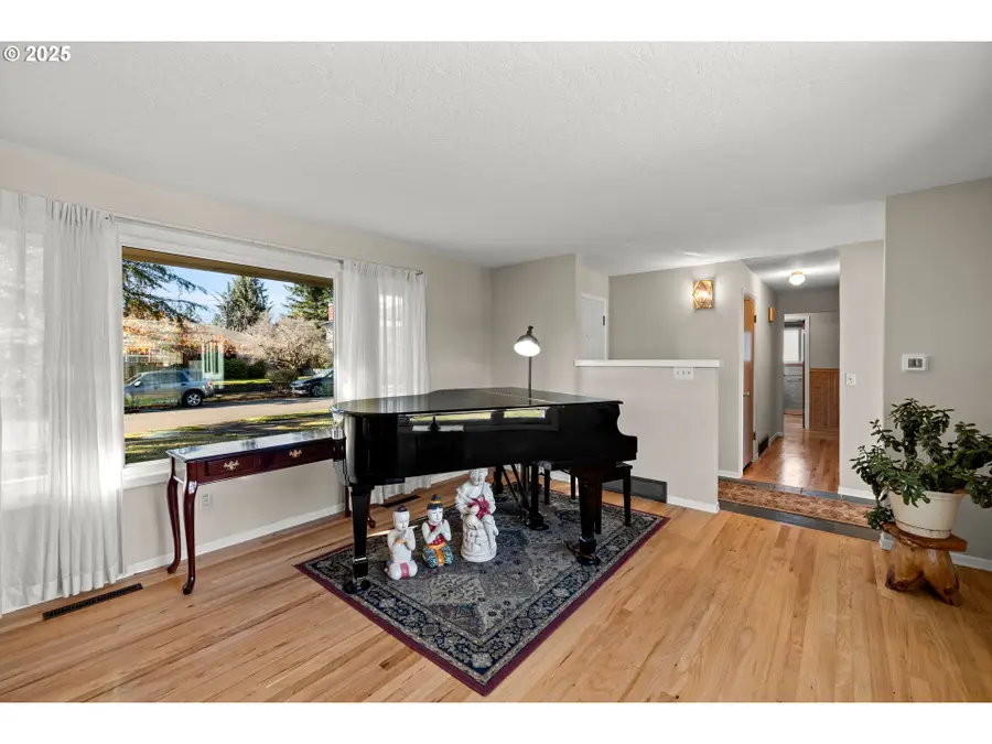 356 NE 108th Pl, Portland, OR 97220 - Image #2