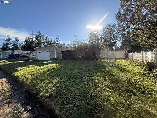 3863 Vista Dr, NorthBend, OR 97459