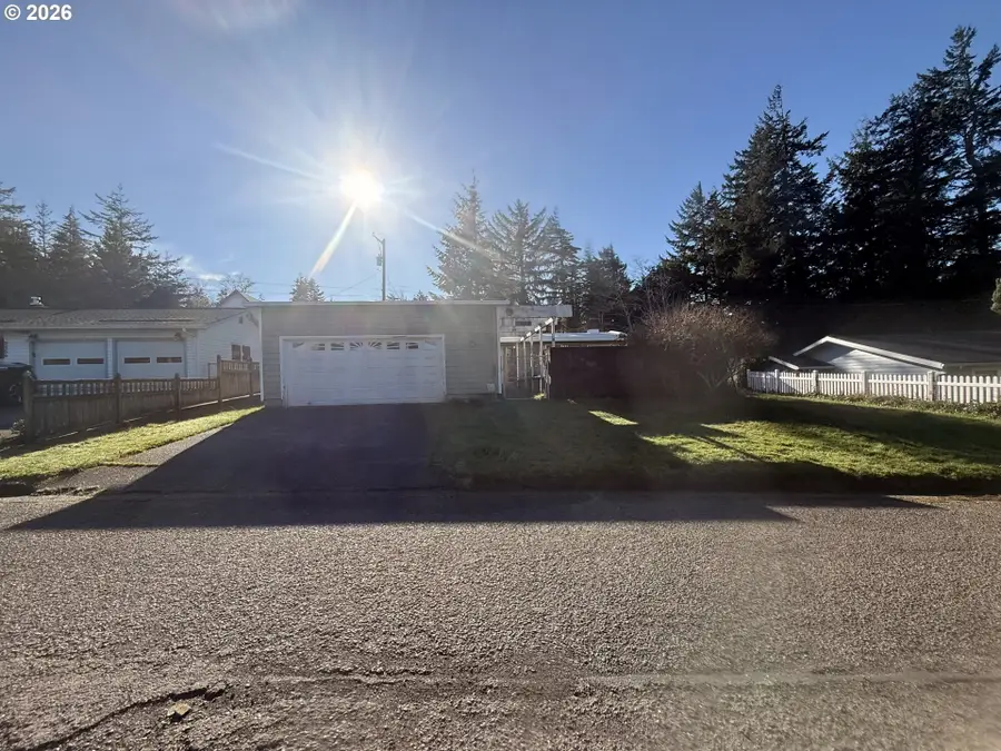 3863 Vista Dr, North Bend, OR 97459 - Image #2