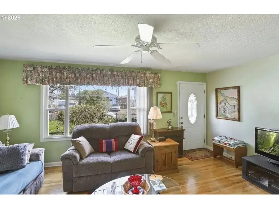 575 N Locust St, Canby, OR 97013 - #3