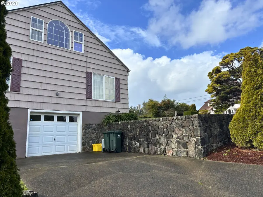 1011 Ingersoll St, Coos Bay, OR 97420 - #3