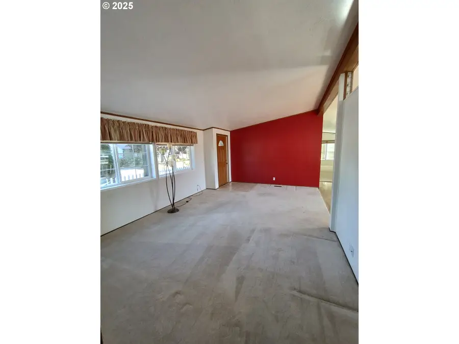 32062 Peppermint Ln, Eugene, OR 97408 - Image #2