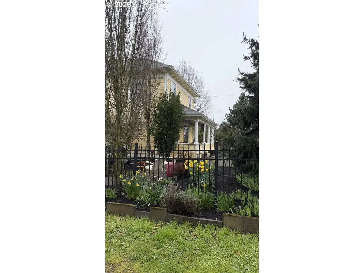 410 W Grant St, Carlton, OR 97111 - #1