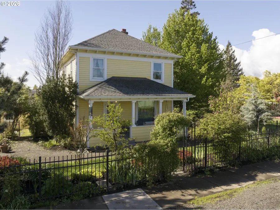 410 W Grant St, Carlton, OR 97111 - #3