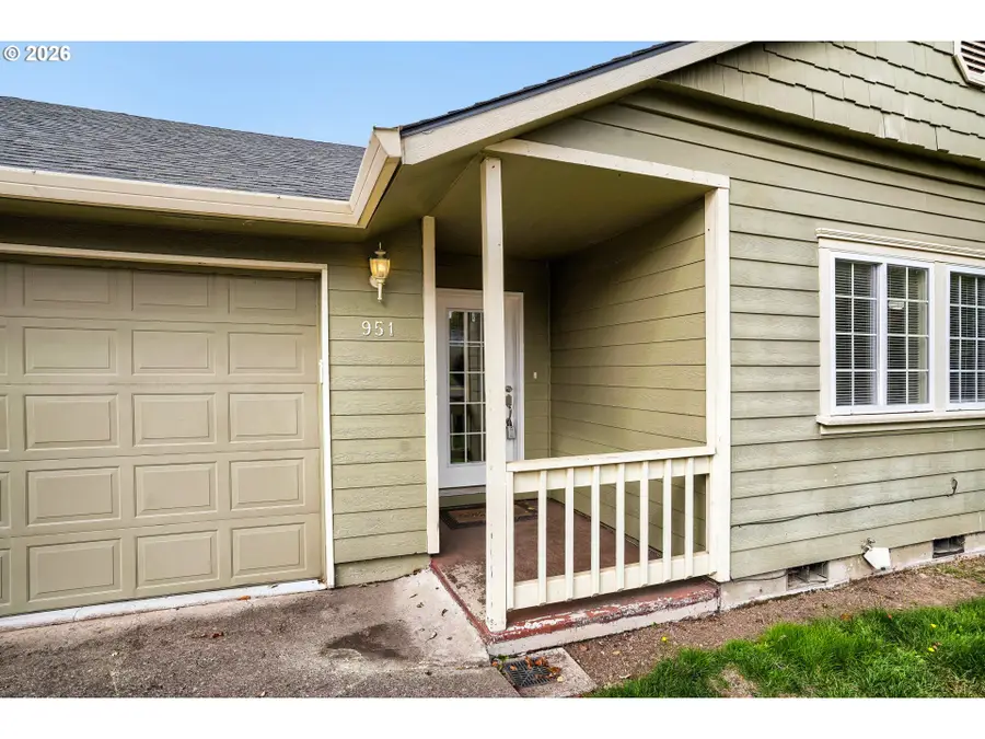 951 Mill St, Silverton, OR 97381 - #3