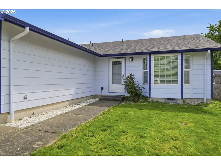1077 S 10th St, Lebanon, OR 97355 - #2