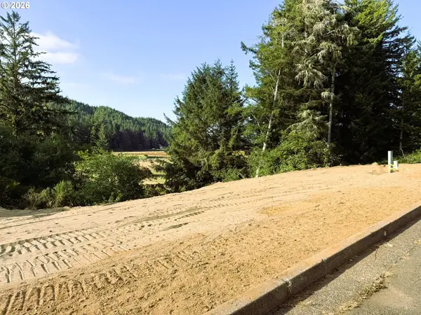 806 Goldenrod Ct, Reedsport, OR 97467