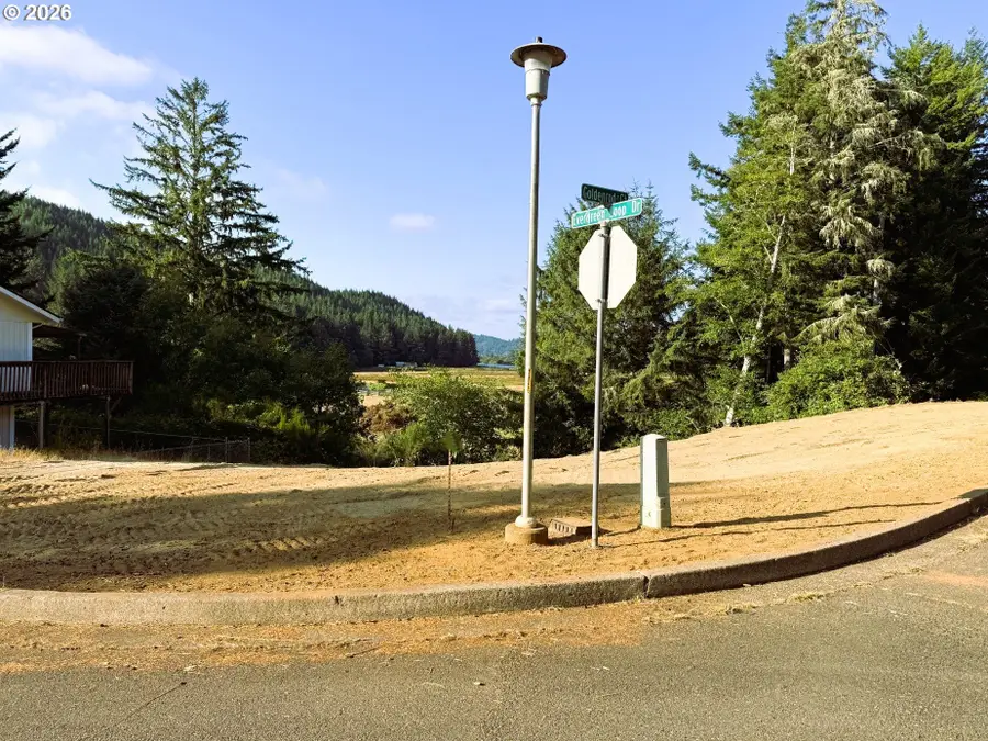 806 Goldenrod Ct, Reedsport, OR 97467 - #2