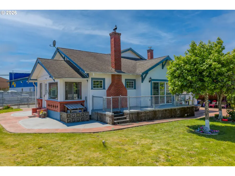 208 7th St, Myrtle Point, OR 97458 - #2