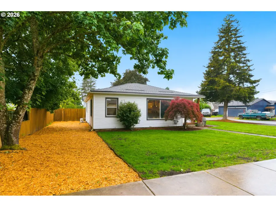 915 E 1st St, Yamhill, OR 97148 - #2