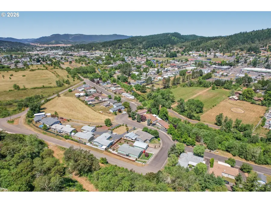 845 Sea St, Sutherlin, OR 97479 - #3