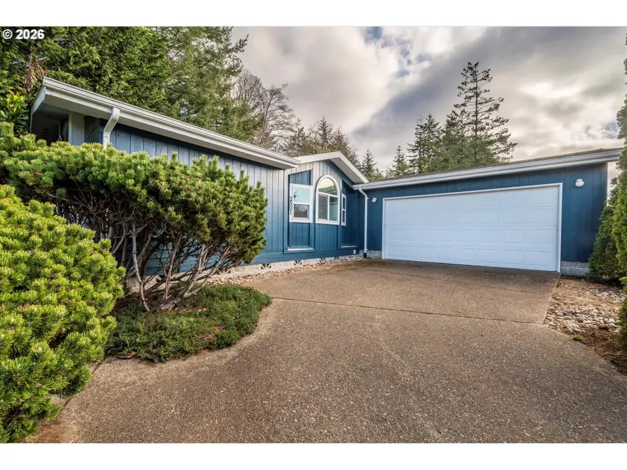 2501 Creekside Ln, North Bend, OR 97459 - #2