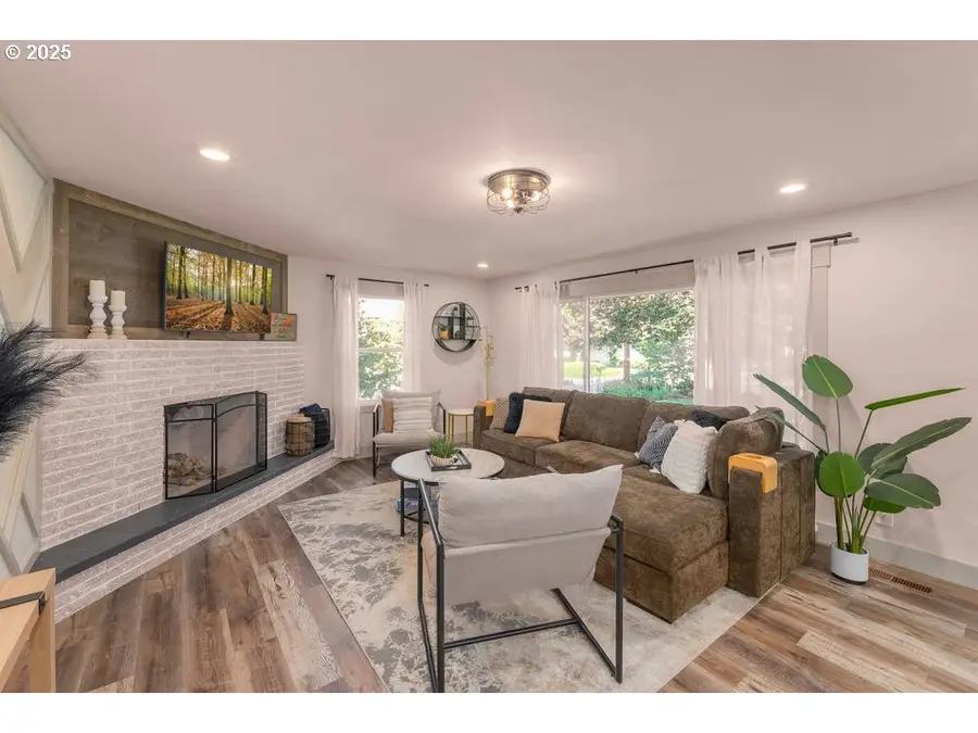 940 W Luellen Dr, Roseburg, OR 97471 - Image #2