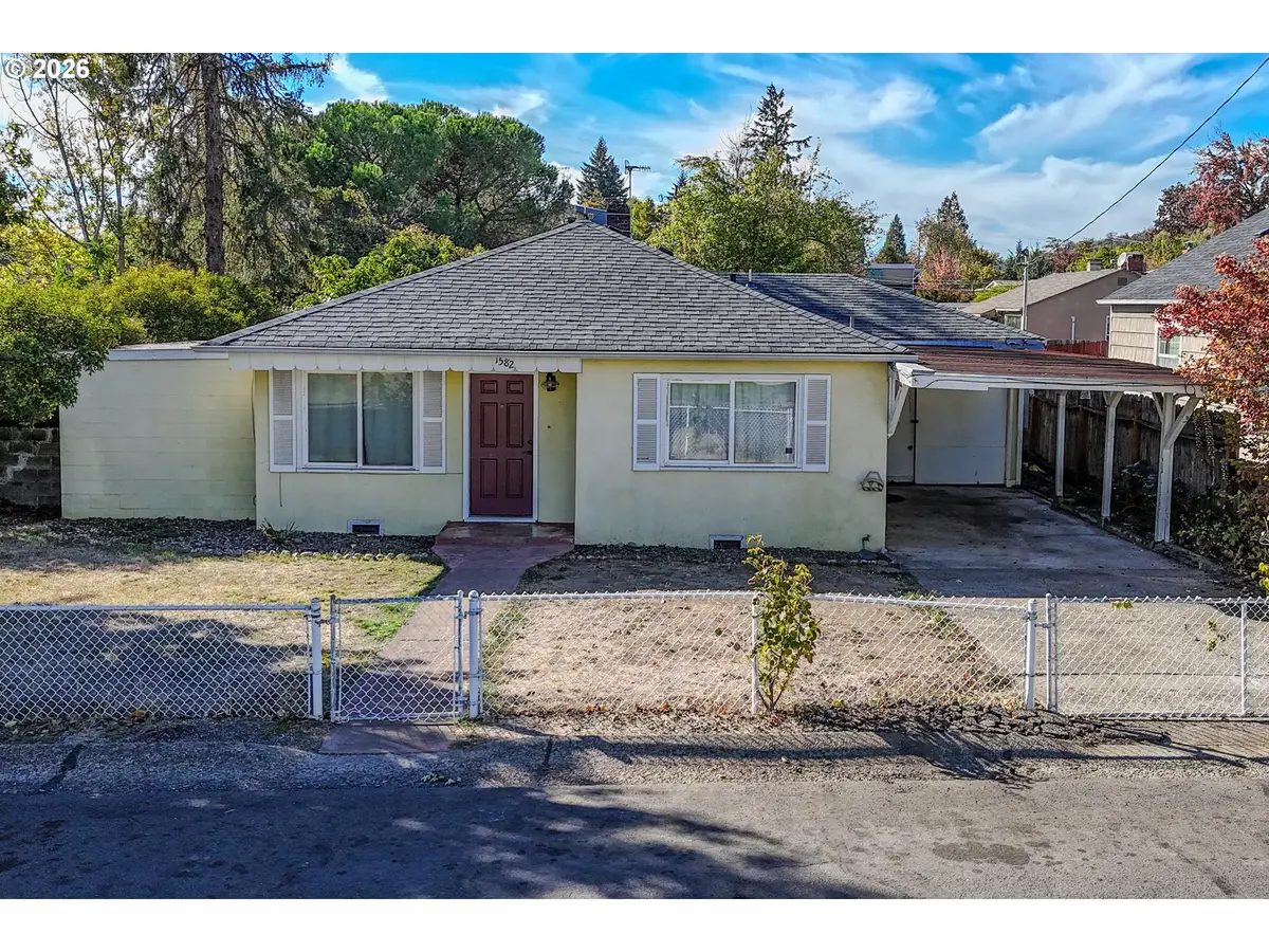 1582 NW Fairmount St, Roseburg, OR 97470 - #1