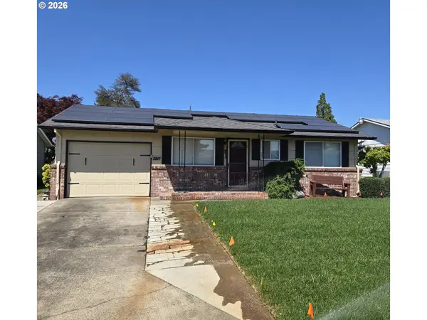 2215 Country Club Ter, Woodburn, OR 97071
