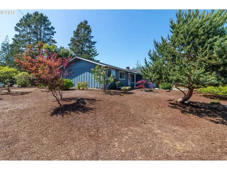1715 W Park Dr, Florence, OR 97439 - #3