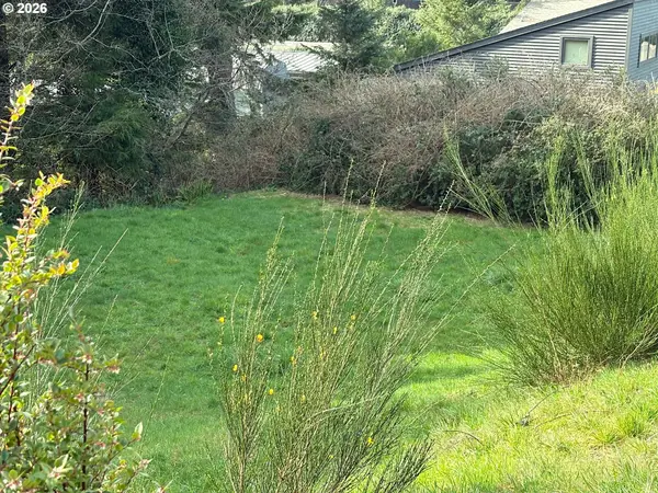 320 Hill Ct, Yachats, OR 97498